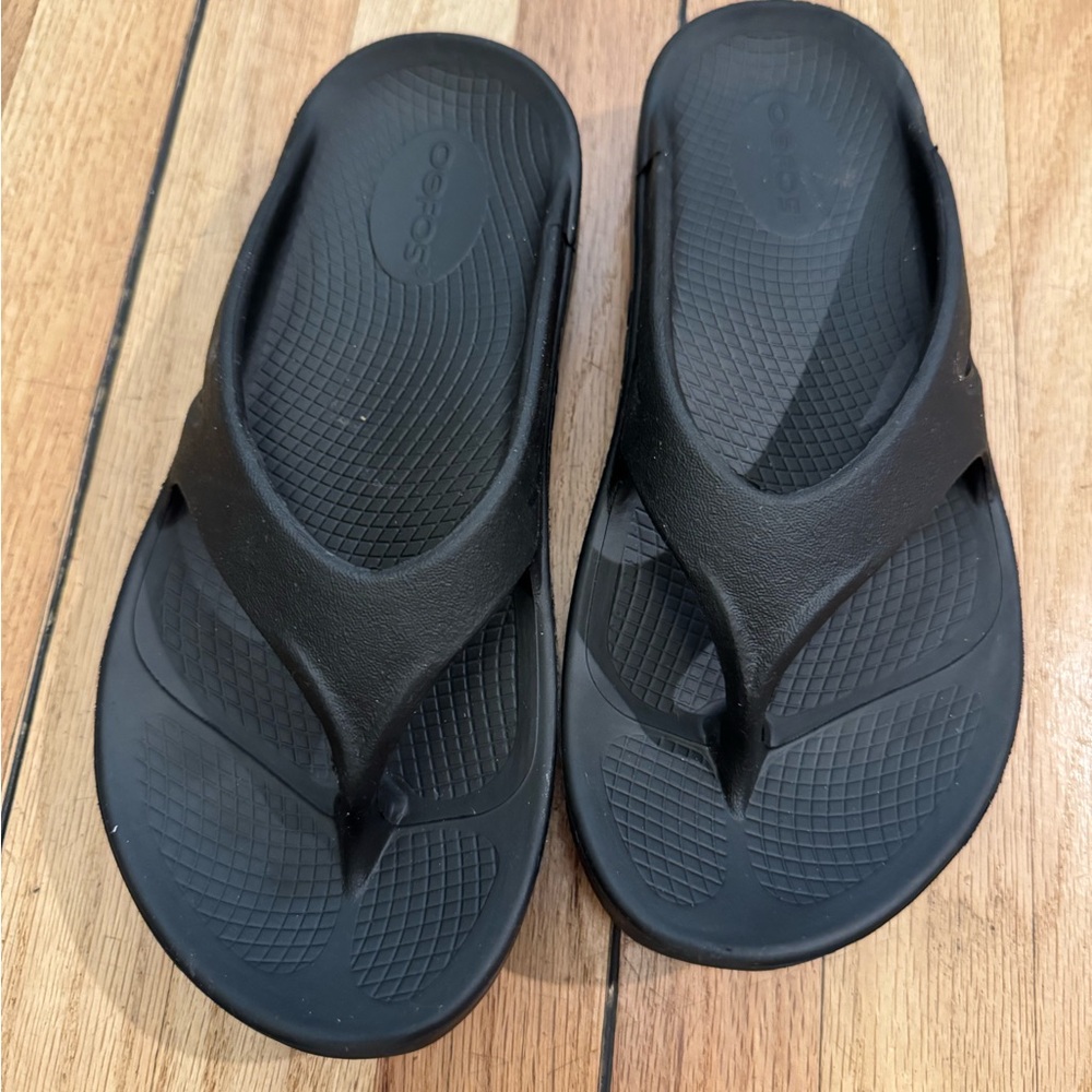 OOFOS Men's Black Flip-Flops